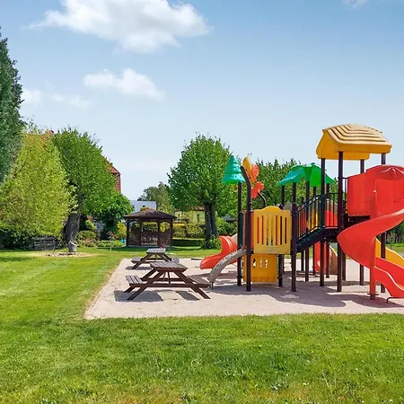 2 Bedroom Beautiful In Vakantiehuis Darlowko