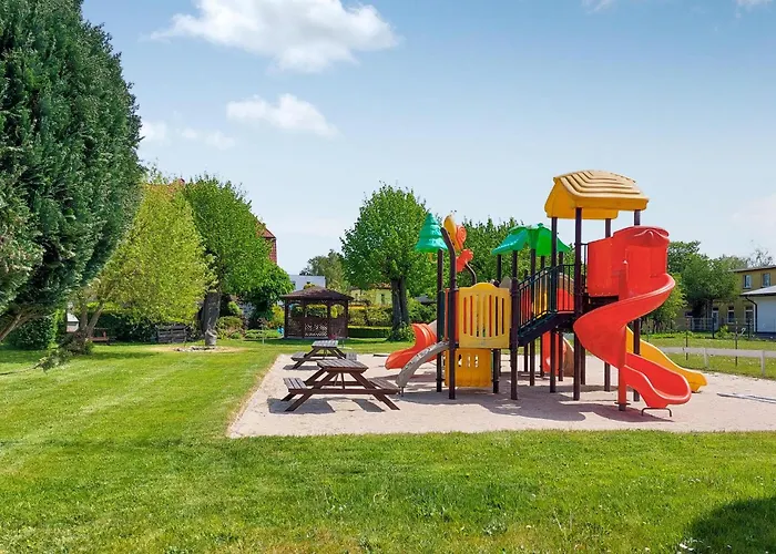 2 Bedroom Beautiful In Prázdninový dům Darłówko